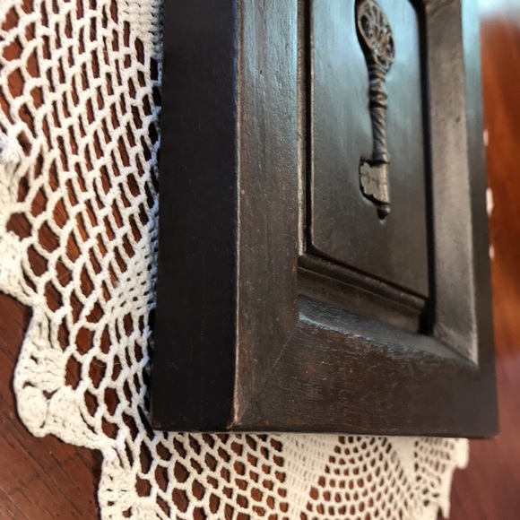 PIER 1 Vintage Wooden Framed Skeleton Key - Picture 4 of 8